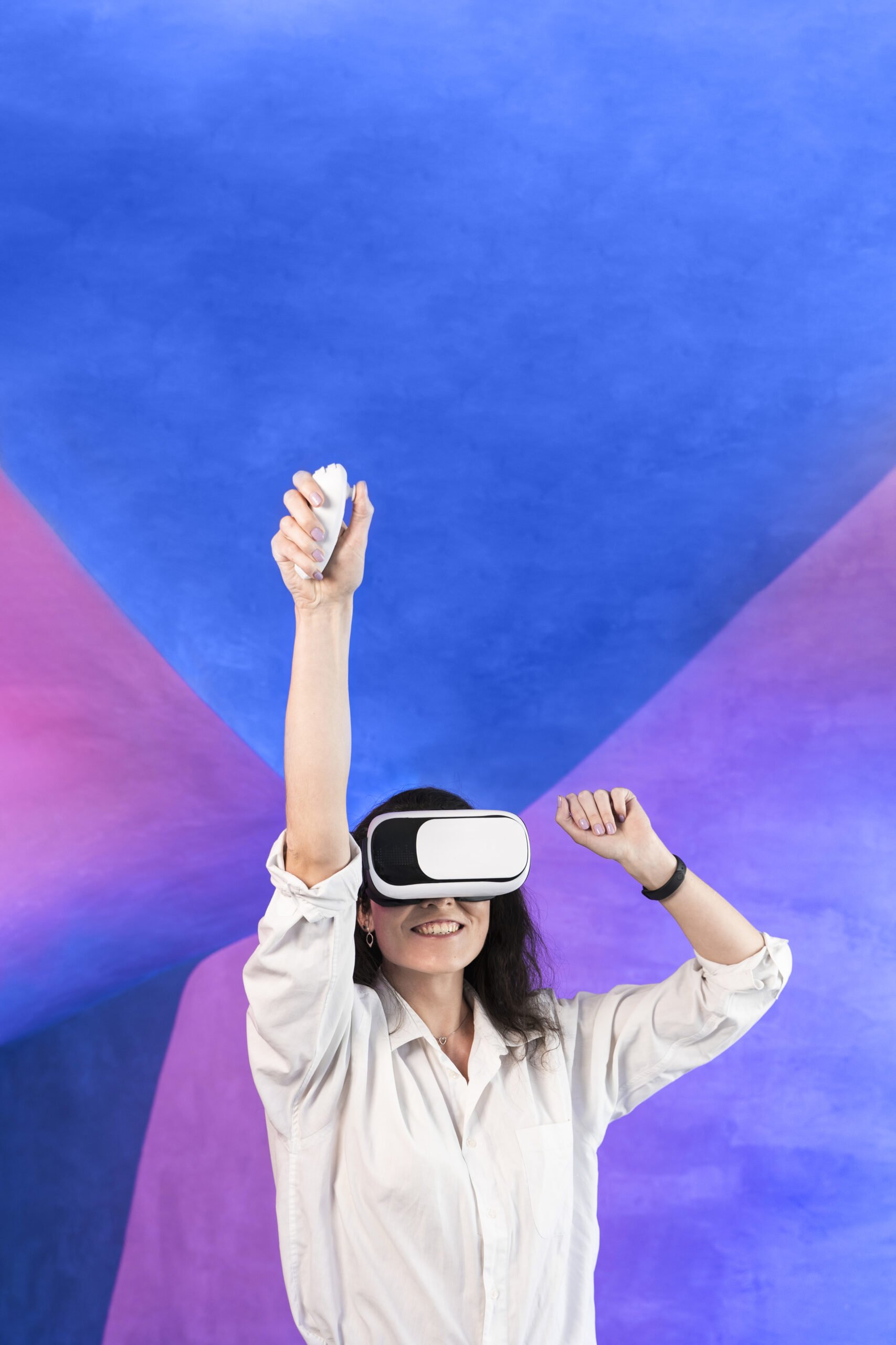 https://pontohub.com/wp-content/uploads/2024/10/woman-having-good-time-using-virtual-reality-headset-scaled.jpg